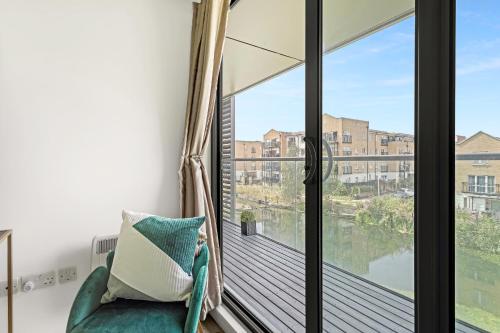 a room with a balcony with sliding glass doors at Gorgeous Mile End Flat in London