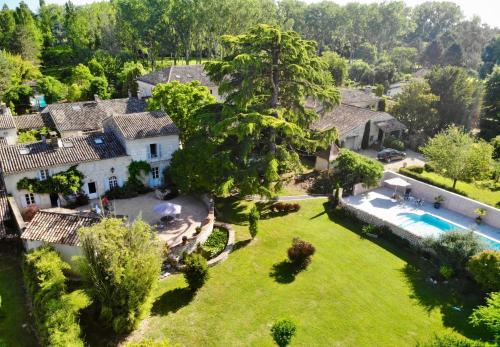 Saint-Seurin-de-Prats的住宿－Domaine des Monges，享有大院子的空中景致