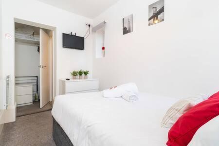 Habitación blanca con cama y TV en Ruby Suite Moseley Mews by StayStaycations en Birmingham
