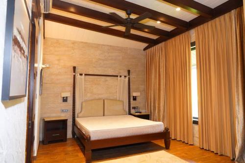 Gulta vai gultas numurā naktsmītnē Aamby valley city, Lonavala - Luxury 4 Bed Hill Villa Pool, Jacuzzi & Garden,Stunning Lake & Golf Course view