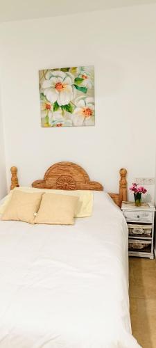 een slaapkamer met een bed met een foto aan de muur bij casita del perfume 2 in Santa Fe