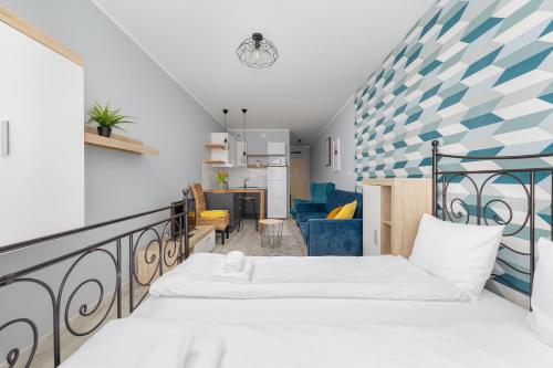 - une chambre avec un lit et un salon dans l'établissement Potulicka Yellow Studio, à Szczecin