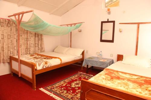 Łóżko lub łóżka w pokoju w obiekcie Forest Hideaway Resort Pvt Ltd