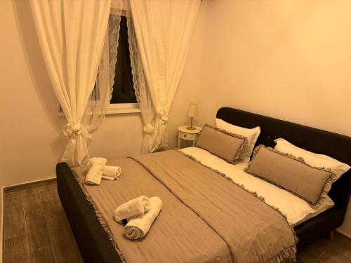 a bedroom with a bed with towels on it at Apartament Mahmudia - Casa Anastasia Murighiol in Mahmudia