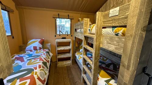 - une chambre avec des lits superposés et un lit dans un dortoir dans l'établissement Tente Lodge au Domaine de l'Aven, à Villeneuve-Minervois