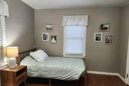 ein kleines Schlafzimmer mit einem Bett und einem Fenster in der Unterkunft Large Cozy House Near NexusPark Air Hockey in Columbus