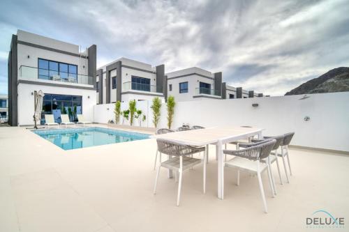 Bazén v ubytování Limited Offer 3BR with BBQ, Pool & Relaxing Views by Deluxe Holiday Homes nebo v jeho okolí