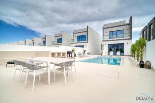 Bazén v ubytování Limited Offer 3BR with BBQ, Pool & Relaxing Views by Deluxe Holiday Homes nebo v jeho okolí