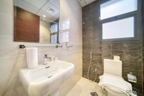 Koupelna v ubytování Limited Offer 3BR with BBQ, Pool & Relaxing Views by Deluxe Holiday Homes