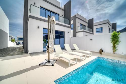 Bazén v ubytování Limited Offer 3BR with BBQ, Pool & Relaxing Views by Deluxe Holiday Homes nebo v jeho okolí