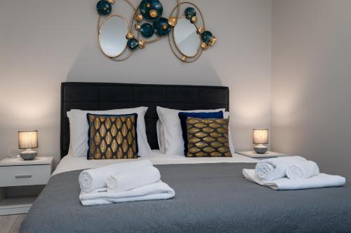 um quarto com uma cama com toalhas em Stylish Apartment For up to 4 Guests With WiFi, Free Parking em Vilkaviškis