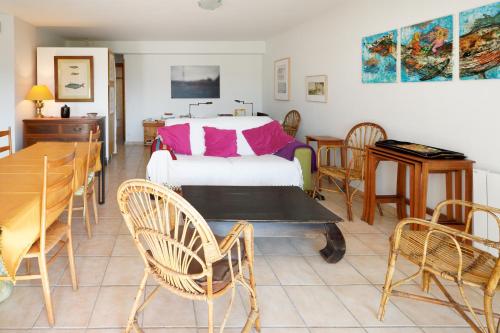 Un dormitorio con una cama y una mesa y sillas. en Bidasoabanks, en Hendaya