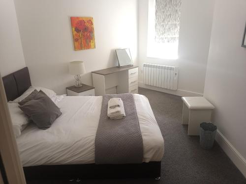 um quarto com uma cama com uma toalha em Hull City Centre Accommodation 1 em Hull