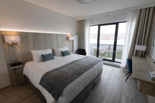 Säng eller sängar i ett rum på Les Terrasses du Port