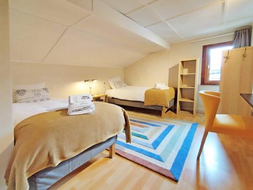 une petite chambre avec deux lits et une fenêtre dans l'établissement Edelweiss 3 Apartment, à Chamonix-Mont-Blanc