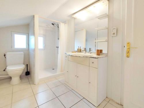 une salle de bain blanche avec des toilettes et un lavabo dans l'établissement Edelweiss 3 Apartment, à Chamonix-Mont-Blanc