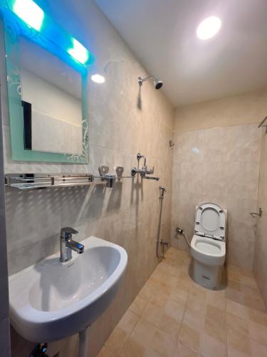 un bagno con lavandino e WC di Mountain View cafe a Pokhara