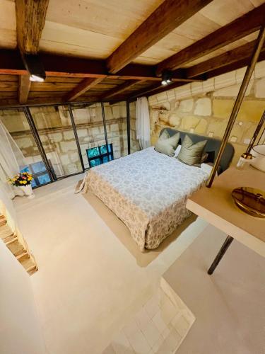 ロルモンにあるThe Hidden Gem Of Bordeauxの窓付きの部屋にベッド付きのベッドルーム1室があります。