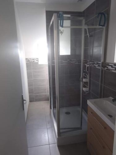 une salle de bain avec douche et lavabo dans l'établissement Tipi des dunes, à Surtainville