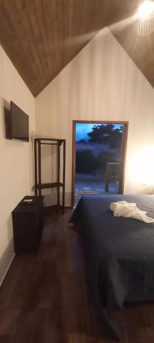 um quarto com uma cama e uma grande janela em Recanto do Sossego em São Sebastião