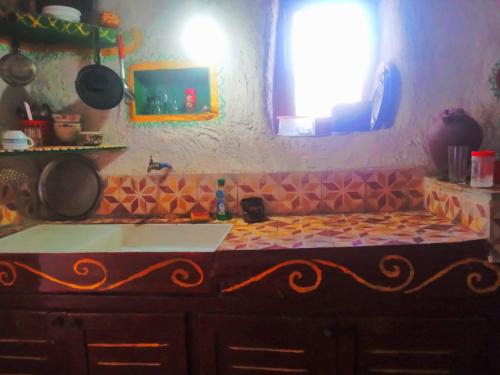 cocina con fregadero y encimera en l'expérience Berbère, en Agadir