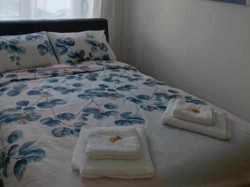 - un lit avec 2 serviettes dans l'établissement Tera apartment Zemun, à Belgrade
