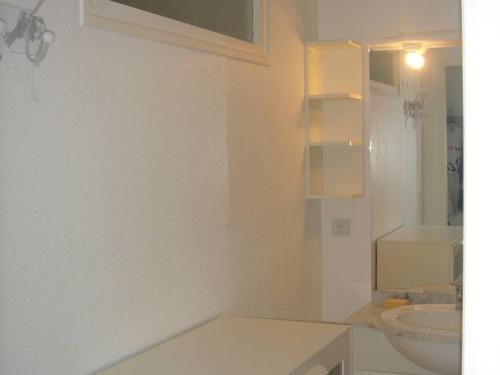 biała łazienka z umywalką i toaletą w obiekcie Beau T2 climatisé avec garage, 4 couchages, Balaruc-les-Bains - FR-1-680-13 w mieście Balaruc-les-Bains