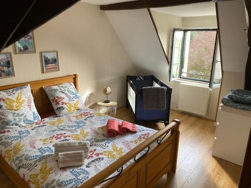 - une chambre avec un lit, une couverture et une fenêtre dans l'établissement Bel Appartement aux portes de l’Auxois-Morvan, à Précy-sous-Thil