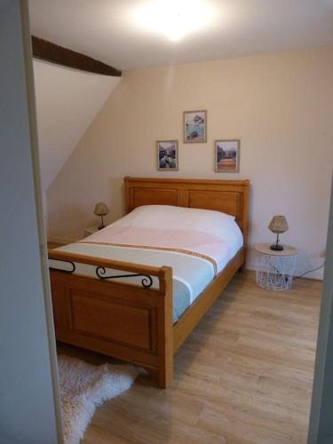 - une chambre avec un lit et 2 tables avec des lampes dans l'établissement Bel Appartement aux portes de l’Auxois-Morvan, à Précy-sous-Thil