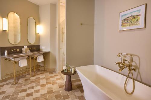 La salle de bains est pourvue d'une baignoire et d'un lavabo. dans l'établissement Maison 1896, à Beaune