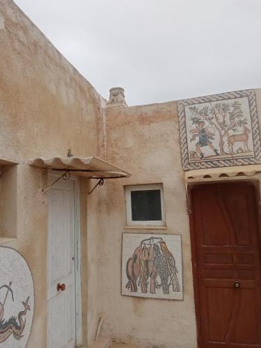een gebouw met mozaïeken aan de zijkant bij Venus house15 in Raoued