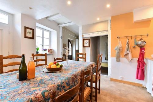 une salle à manger avec une table avec un bol de fruits dessus dans l'établissement Gite spacieux et chaleureux 8p, route des vins, à Bergheim