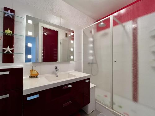une salle de bain avec un lavabo et une douche dans l'établissement Appartement climatisé à Cavalaire-sur-Mer, 2 pièces, parking privé, proche plages et commerces - FR-1-226B-181, à Cavalaire-sur-Mer