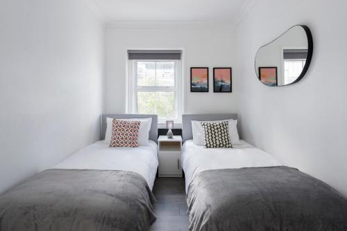 Cama ou camas em um quarto em Cosy Two Bedroom Apartment in Oxford Circus-Fitzrovia