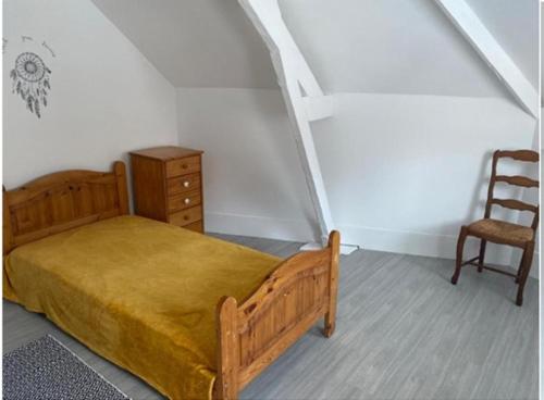 une chambre avec un lit en bois et une chaise dans l'établissement Le Portel authentique, hypercentre, à Le Portel