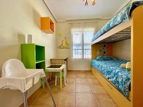een slaapkamer met een stapelbed en een bureau bij Mascarat Hills Сalpe&Altea Incredible view in Altea la Vieja