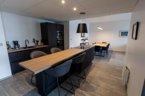 - une cuisine et une salle à manger avec une table et des chaises dans l'établissement Les Terrasses du Port, à Saint-Pierre