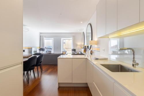 Spacious, family friendly 3BR & 3WC. AC/heating.