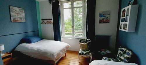 a small room with a bed and a window at La Croisée des Chemins in Arques-la-Bataille