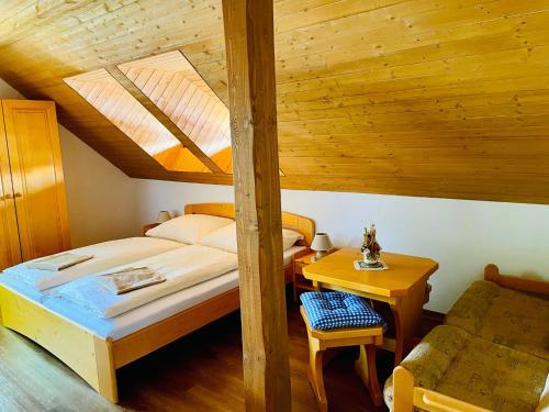 1 dormitorio con cama y techo de madera en Chalupy Betlém Hlinsko, en Hlinsko