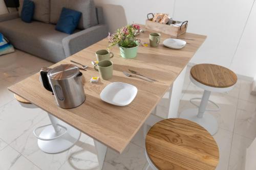 un tavolo in legno in soggiorno con di extra luxury apartment salerno center a Salerno