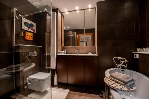 Ein Badezimmer in der Unterkunft Elégant, représentatif - modern Monaco appartement