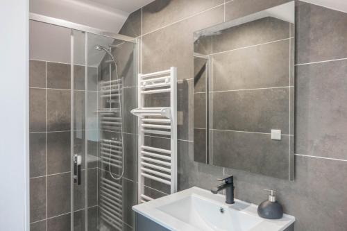een badkamer met een wastafel en een douche bij Maison rénovée-moderne avec cour à 2 pas du centre in Orléans