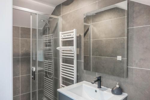 a bathroom with a sink and a shower at Beau quartier et central, maison spacieuse avec cour, 3 chambres, 3 salles de bains à 10 min à pied de la gare in Orléans