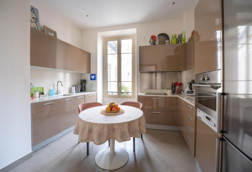 Nhà bếp/bếp nhỏ tại Elégant, représentatif - modern Monaco appartement