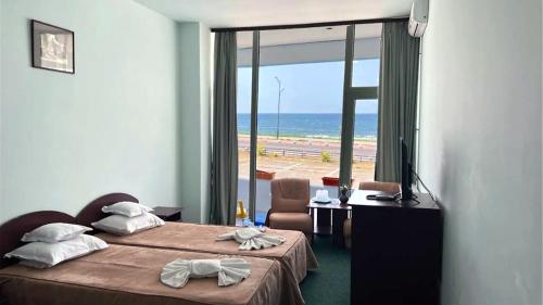 Habitación de hotel con 2 camas y vistas al océano en Hotel Splendid en Eforie Sud