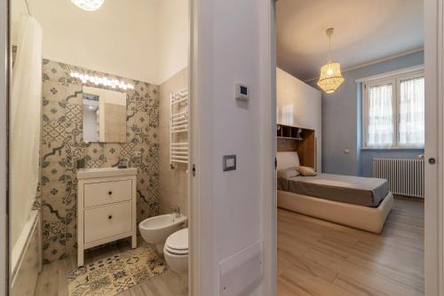 a bathroom with a toilet and a bed in a room at Casa Mariu' a San Pietro in Rome