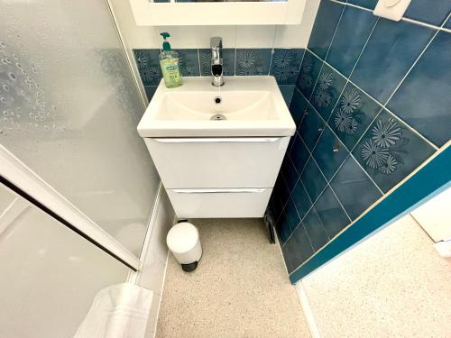 une petite salle de bain avec un lavabo et une douche dans l'établissement PGH N28 - À 200m de la Plage avec Parking Privé, à La Grande Motte