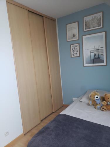ein Schlafzimmer mit einem Bett mit zwei Teddybären darauf in der Unterkunft CHAMBRE LIT DOUBLE A proximité de Paris in Champagne-sur-Oise