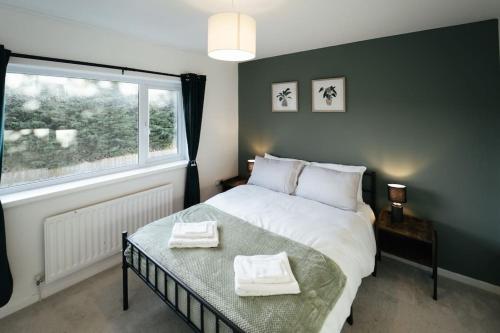 um quarto com uma cama com duas toalhas em Middlesbrough contractors digs em Middlesbrough